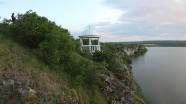 Yazın Moldova Cumhuriyeti 'nden güzel doğa manzarası. Doğu Avrupa 'da köy hayatı