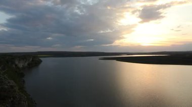 Yazın Moldova Cumhuriyeti 'nden güzel doğa manzarası. Doğu Avrupa 'da köy hayatı