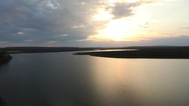 Yazın Moldova Cumhuriyeti 'nden güzel doğa manzarası. Doğu Avrupa 'da köy hayatı