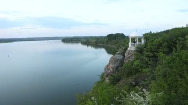 Yazın Moldova Cumhuriyeti 'nden güzel doğa manzarası. Doğu Avrupa 'da köy hayatı