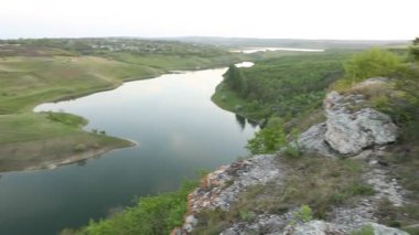 Yazın Moldova Cumhuriyeti 'nden güzel doğa manzarası. Doğu Avrupa 'da köy hayatı