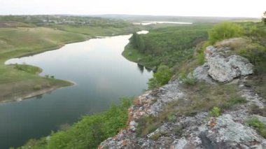 Yazın Moldova Cumhuriyeti 'nden güzel doğa manzarası. Doğu Avrupa 'da köy hayatı