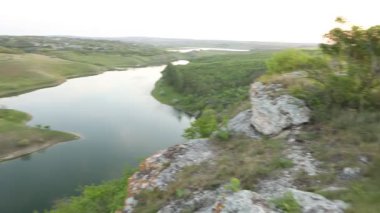 Yazın Moldova Cumhuriyeti 'nden güzel doğa manzarası. Doğu Avrupa 'da köy hayatı