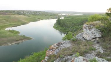 Yazın Moldova Cumhuriyeti 'nden güzel doğa manzarası. Doğu Avrupa 'da köy hayatı