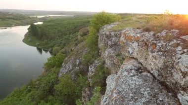 Yazın Moldova Cumhuriyeti 'nden güzel doğa manzarası. Doğu Avrupa 'da köy hayatı