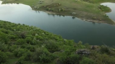 Yazın Moldova Cumhuriyeti 'nden güzel doğa manzarası. Doğu Avrupa 'da köy hayatı