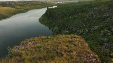 Yazın Moldova Cumhuriyeti 'nden güzel doğa manzarası. Doğu Avrupa 'da köy hayatı
