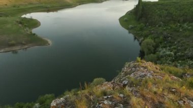 Yazın Moldova Cumhuriyeti 'nden güzel doğa manzarası. Doğu Avrupa 'da köy hayatı