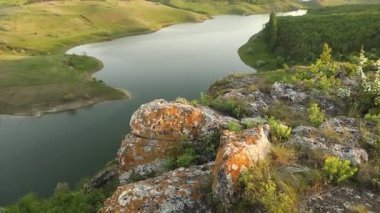 Yazın Moldova Cumhuriyeti 'nden güzel doğa manzarası. Doğu Avrupa 'da köy hayatı