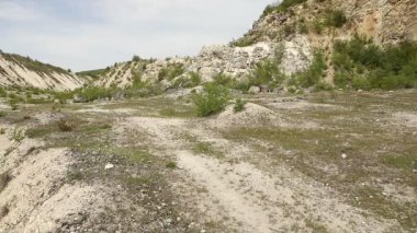 Yazın Moldova Cumhuriyeti 'nden güzel doğa manzarası. Doğu Avrupa 'da köy hayatı