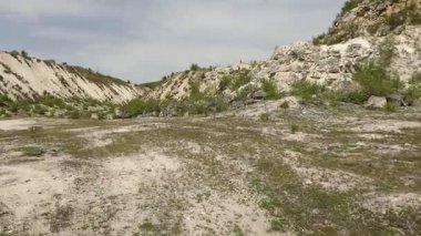 Yazın Moldova Cumhuriyeti 'nden güzel doğa manzarası. Doğu Avrupa 'da köy hayatı