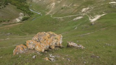 Yazın Moldova Cumhuriyeti 'nden güzel doğa manzarası. Doğu Avrupa 'da köy hayatı