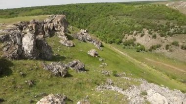Yazın Moldova Cumhuriyeti 'nden güzel doğa manzarası. Doğu Avrupa 'da köy hayatı