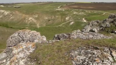 Yazın Moldova Cumhuriyeti 'nden güzel doğa manzarası. Doğu Avrupa 'da köy hayatı