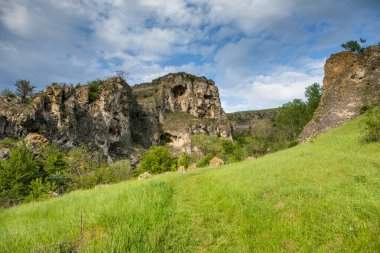 Moldova Cumhuriyeti Köy ve Tarlaları ile Yaz Manzarası. Moldova 'da Pastoral Manzara ve Huzurlu Doğa Sahnesi.