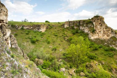Moldova Cumhuriyeti Köy ve Tarlaları ile Yaz Manzarası. Moldova 'da Pastoral Manzara ve Huzurlu Doğa Sahnesi.