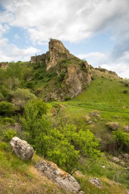 Moldova Cumhuriyeti Köy ve Tarlaları ile Yaz Manzarası. Moldova 'da Pastoral Manzara ve Huzurlu Doğa Sahnesi.
