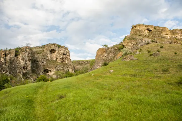 Moldova Cumhuriyeti Köy ve Tarlaları ile Yaz Manzarası. Moldova 'da Pastoral Manzara ve Huzurlu Doğa Sahnesi.
