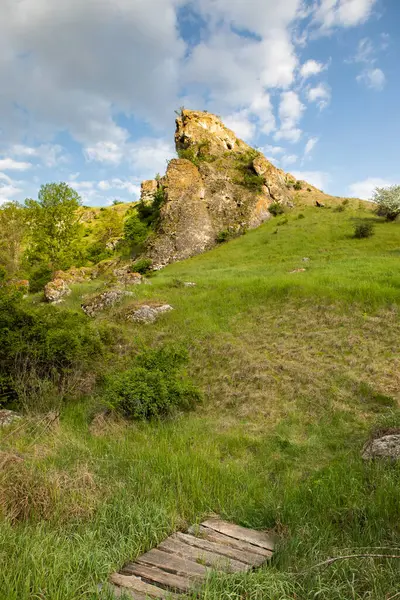 Moldova Cumhuriyeti Köy ve Tarlaları ile Yaz Manzarası. Moldova 'da Pastoral Manzara ve Huzurlu Doğa Sahnesi.