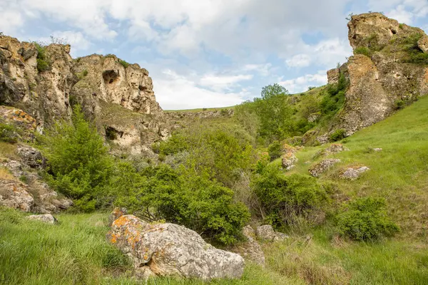 Moldova Cumhuriyeti Köy ve Tarlaları ile Yaz Manzarası. Moldova 'da Pastoral Manzara ve Huzurlu Doğa Sahnesi.