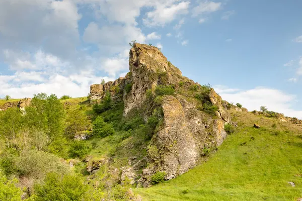 Moldova Cumhuriyeti Köy ve Tarlaları ile Yaz Manzarası. Moldova 'da Pastoral Manzara ve Huzurlu Doğa Sahnesi.