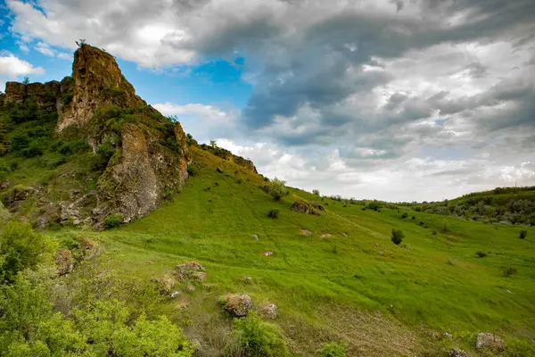 Moldova Cumhuriyeti Köy ve Tarlaları ile Yaz Manzarası. Moldova 'da Pastoral Manzara ve Huzurlu Doğa Sahnesi.