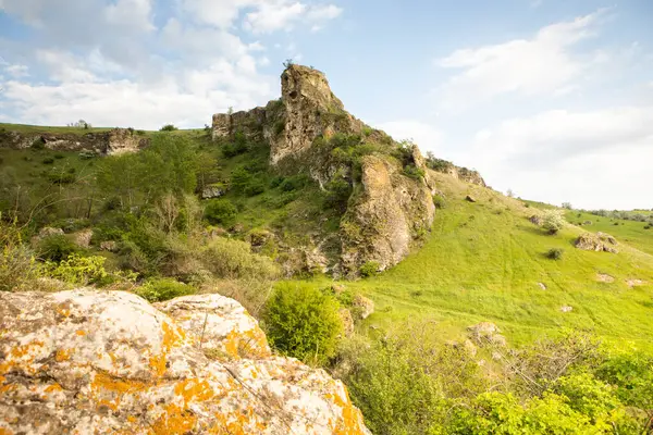 Moldova Cumhuriyeti Köy ve Tarlaları ile Yaz Manzarası. Moldova 'da Pastoral Manzara ve Huzurlu Doğa Sahnesi.