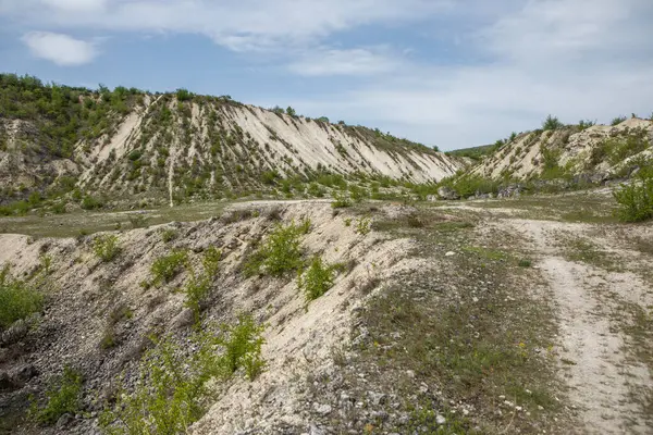 Moldova Cumhuriyeti Köy ve Tarlaları ile Yaz Manzarası. Moldova 'da Pastoral Manzara ve Huzurlu Doğa Sahnesi.