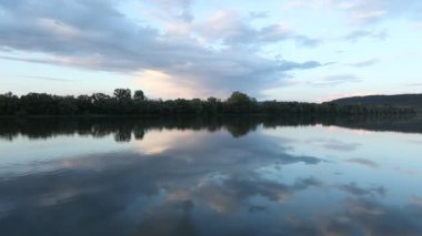 Yazın Moldova Cumhuriyeti 'nden güzel doğa manzarası. Doğu Avrupa 'da köy hayatı
