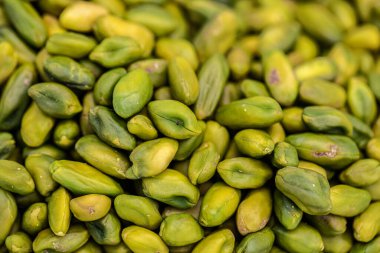 Bir yığın kabuklu fıstığın yakın çekimi.