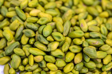 Bir yığın kabuklu fıstığın yakın çekimi.