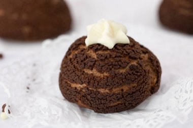 Doğal ve sağlıklı malzemelerden yapılmış ev yapımı tatlılar. Mini keklerle şenlikli bir arka plan. Pasta nefis.