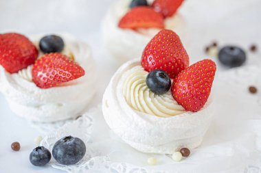 Doğal ve sağlıklı malzemelerden yapılmış ev yapımı tatlılar. Mini keklerle şenlikli bir arka plan. Pasta nefis.