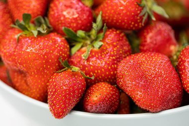 Taze, Olgun Çileklerin Beyaz Kasede Yakın Çekimi