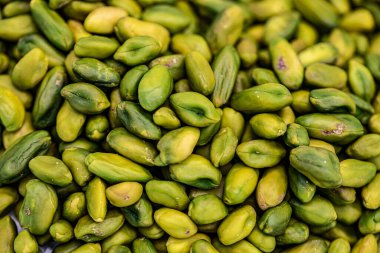 Bir yığın taze, yeşil kabuklu şam fıstığının yakın plan çekimi..