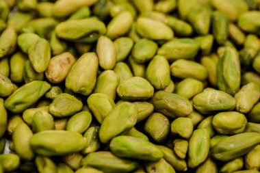 Bir yığın taze, yeşil kabuklu şam fıstığının yakın plan çekimi..