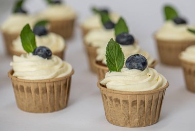 Krem peynirli ve nane yapraklı lezzetli yabanmersinli vanilyalı kekler..