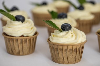 Krem peynirli ve nane yapraklı lezzetli yabanmersinli vanilyalı kekler..