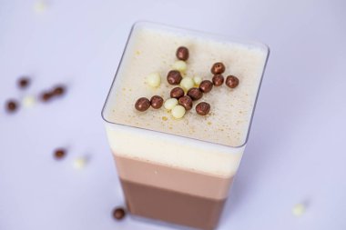 Kare bardaklarda lezzetli katmanlı çikolatalı mus tatlısı