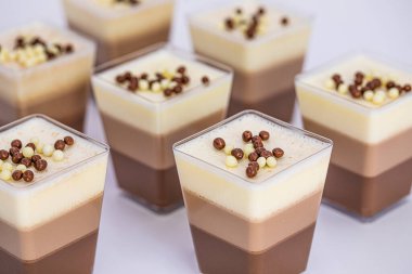 Kare bardaklarda lezzetli katmanlı çikolatalı mus tatlısı