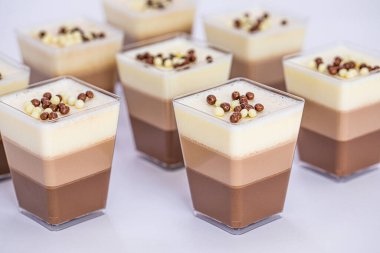 Kare bardaklarda lezzetli katmanlı çikolatalı mus tatlısı