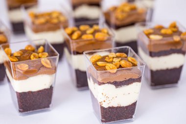 Fıstık Ezmeli, Çikolatalı ve Karamelli Lezzetli Mini Parfe