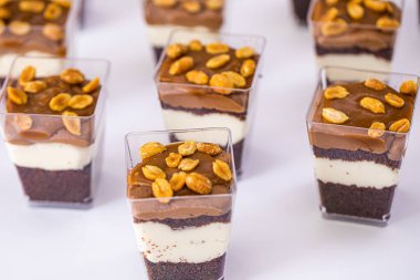 Fıstık Ezmeli, Çikolatalı ve Karamelli Lezzetli Mini Parfe