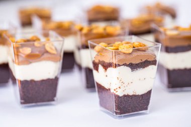 Fıstık Ezmeli, Çikolatalı ve Karamelli Lezzetli Mini Parfe