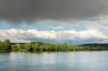 Yazın Moldova Cumhuriyeti 'nden güzel doğa manzarası. Doğu Avrupa 'da köy hayatı