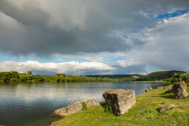 Yazın Moldova Cumhuriyeti 'nden güzel doğa manzarası. Doğu Avrupa 'da köy hayatı