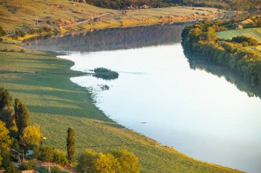 Yazın Moldova Cumhuriyeti 'nden güzel doğa manzarası. Doğu Avrupa 'da köy hayatı