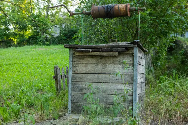 Moldova Cumhuriyeti 'nde güzel ve yeşil doğa manzarası. Moldova 'nın köylerinde inanılmaz yeşil. Yaz en güzel mevsim..