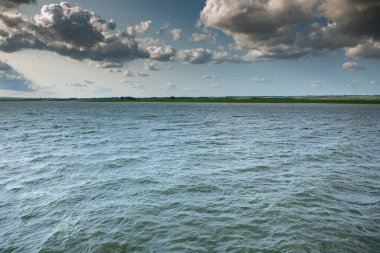 Prut Nehri ve sarp kayalıklarıyla Moldova Cumhuriyeti 'nin kuzeyindeki güzel doğal manzara.