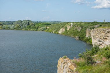 Prut Nehri ve sarp kayalıklarıyla Moldova Cumhuriyeti 'nin kuzeyindeki güzel doğal manzara.